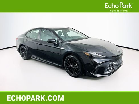 Used 2025 Toyota Camry SE image 1