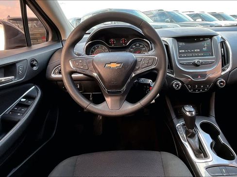 Used 2017 Chevrolet Cruze LT image 5