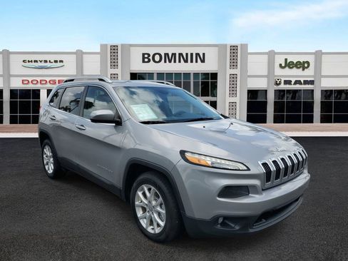 Used 2018 Jeep Cherokee Latitude image 2