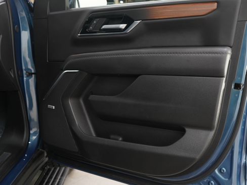 Used 2025 GMC Yukon XL Denali w/ Denali Reserve Package AWD/4WD image 9