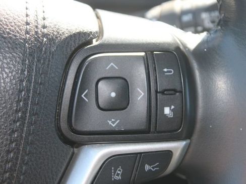 Used 2019 Toyota Highlander Plus FWD image 16