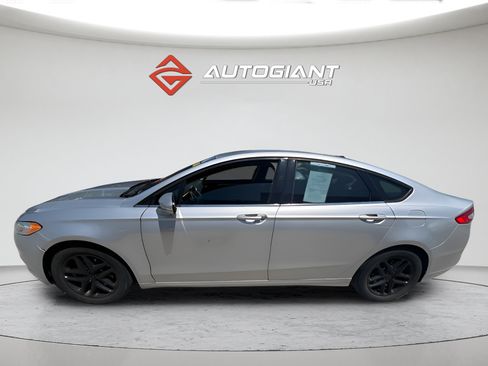 Used 2013 Ford Fusion SE FWD image 2