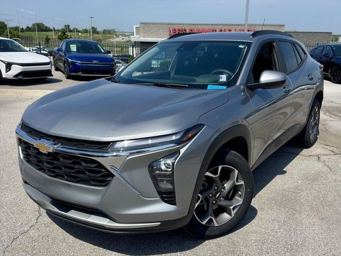 Used 2025 Chevrolet Trax LT FWD image 1