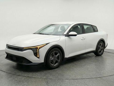 Used 2025 Kia K4 LXS image 3