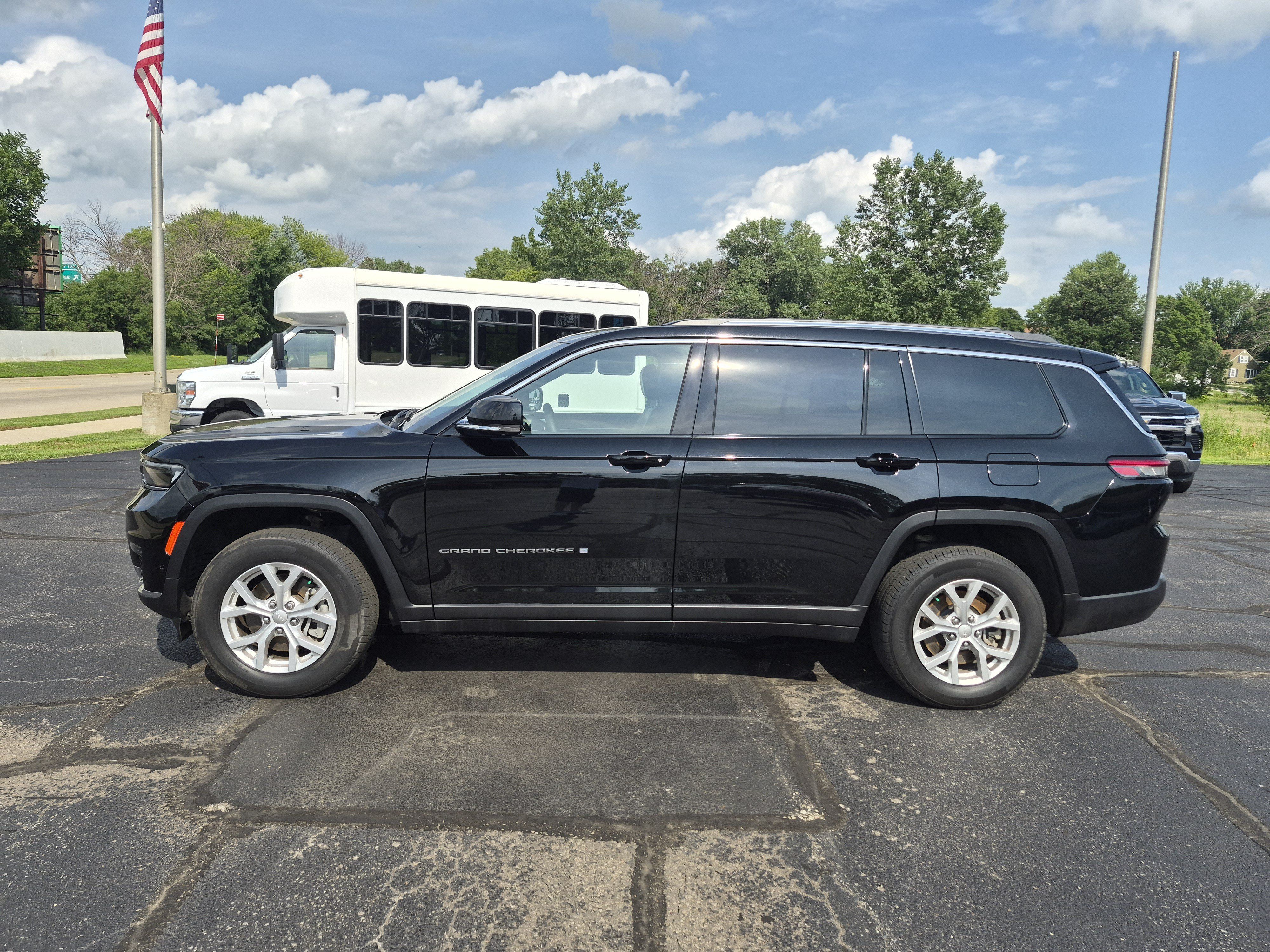 Used 2023 Jeep Grand Cherokee L Limited w/ Luxury Tech Group II AWD/4WD image 5