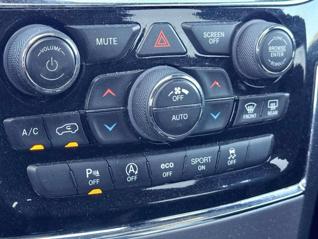 Used 2019 Jeep Grand Cherokee Laredo AWD/4WD image 23
