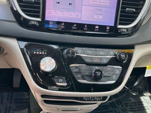 Used 2023 Chrysler Pacifica Touring-L FWD image 8