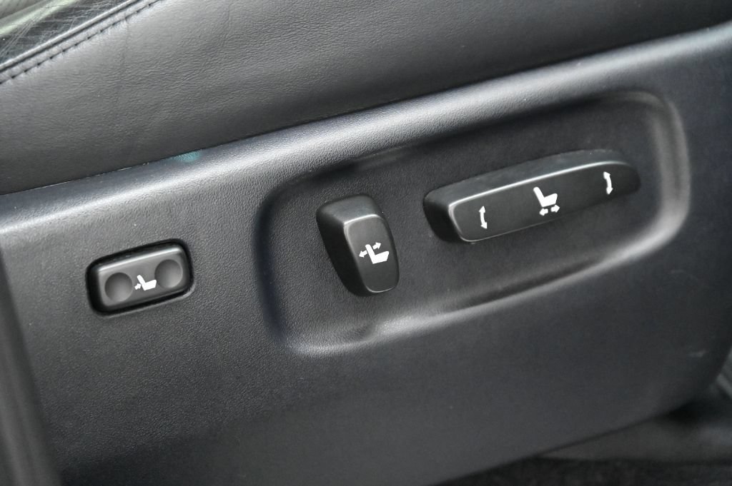 Used 2011 Lexus LX 570 4WD w/ Luxury Pkg image 21