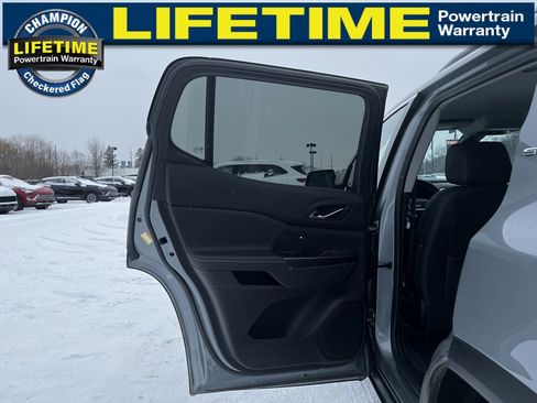 Certified 2023 GMC Acadia SLT w/ Trailering Package image 28