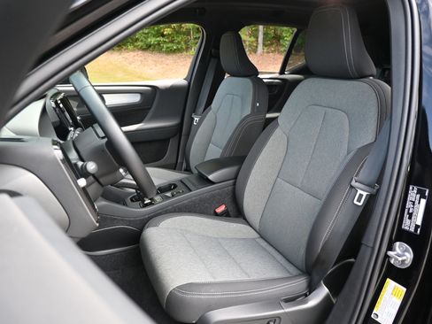 Used 2025 Volvo XC40 B5 Core image 17