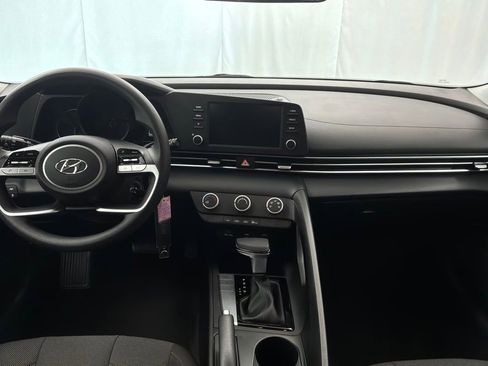 Used 2022 Hyundai Elantra SE FWD image 12
