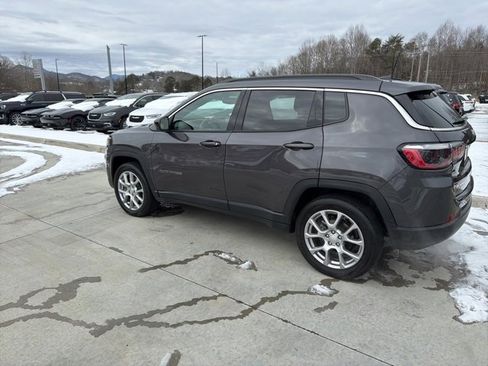 Used 2024 Jeep Compass Latitude image 6