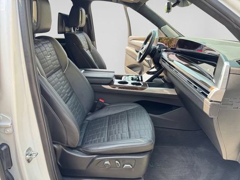 Used 2025 Cadillac Escalade Sport Platinum w/ LPO, Floor Liner Package AWD/4WD image 16