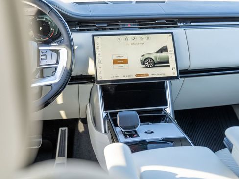 New 2025 Land Rover Range Rover Long Wheelbase SE image 19