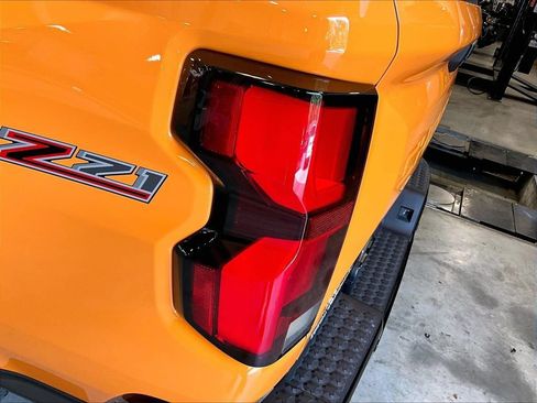 Used 2025 Chevrolet Colorado Z71 w/ Technology Package AWD/4WD image 35