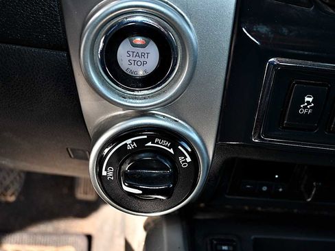 Used 2017 Nissan Titan SV image 22