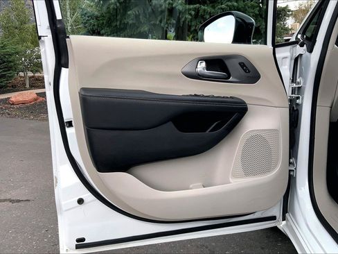 Certified 2024 Chrysler Pacifica Touring-L FWD image 23