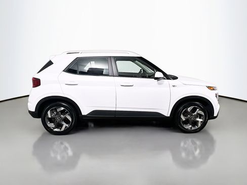 Used 2022 Hyundai Venue SEL image 3