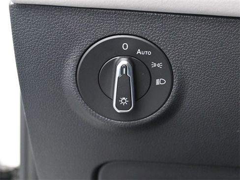 Certified 2025 Volkswagen Taos SE w/ Panoramic Sunroof Package image 15