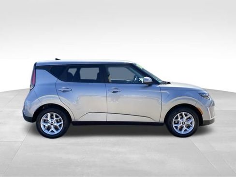 Used 2025 Kia Soul LX w/ LX Technology Package FWD image 2