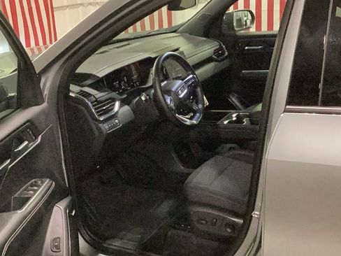 Used 2025 GMC Acadia Elevation image 13