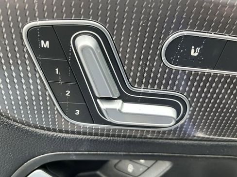 Used 2020 Mercedes-Benz GLB 250 4MATIC image 16