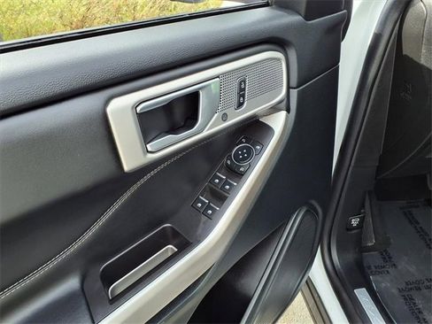 Used 2023 Ford Explorer Limited image 12
