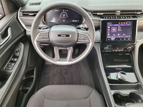 Used 2025 Jeep Grand Cherokee Laredo X image 12