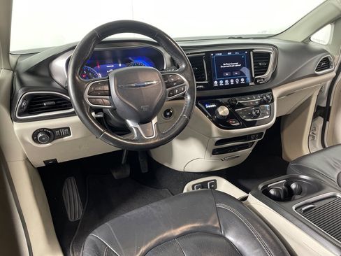 Used 2020 Chrysler Pacifica Touring-L Plus w/ Tire & Wheel Group image 8