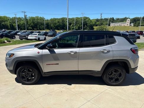 Used 2023 Jeep Compass Trailhawk AWD/4WD image 3