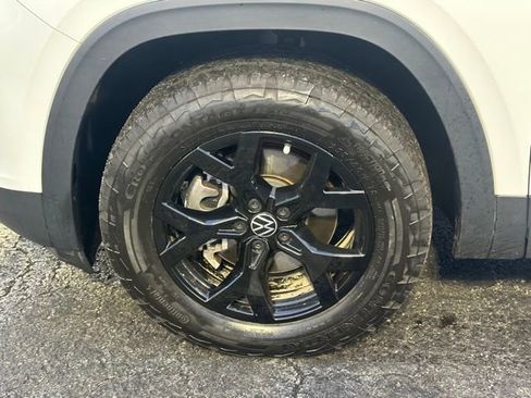 Used 2024 Volkswagen Atlas Peak Edition SE image 10