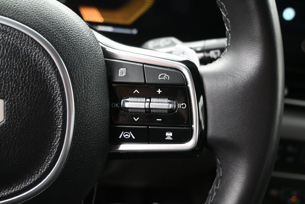 Used 2025 Kia Carnival EX FWD image 15