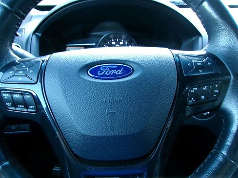 Used 2017 Ford Explorer XLT w/ Equipment Group 202A AWD/4WD image 16