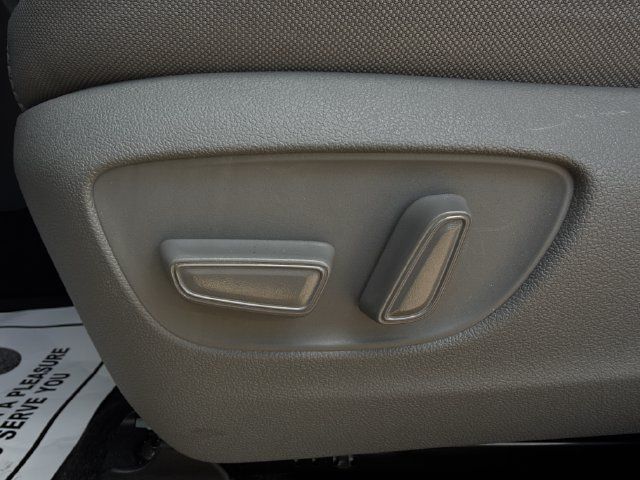 Used 2025 Toyota Highlander LE FWD image 23