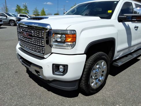 Used 2019 GMC Sierra 2500 Denali w/ Duramax Plus Package AWD/4WD image 9