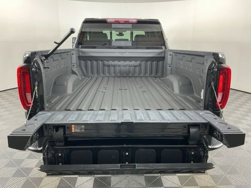Used 2022 GMC Sierra 2500 Denali w/ Denali Black Diamond Edition image 8