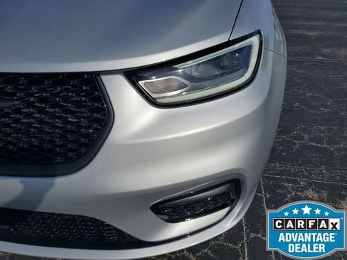 Used 2023 Chrysler Pacifica Limited w/ S Appearance Package image 17