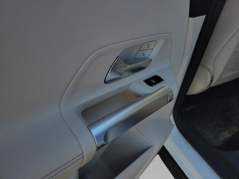 Used 2023 Mercedes-Benz GLB 250 4MATIC image 12