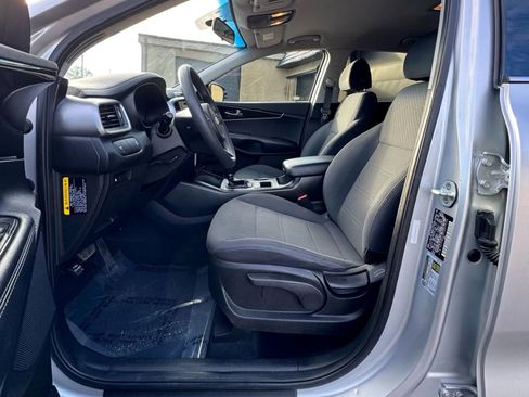 Used 2018 Kia Sorento LX image 4
