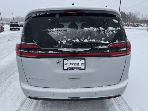 Used 2024 Chrysler Pacifica Touring-L image 39