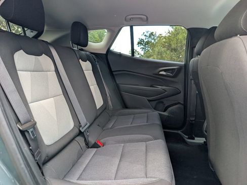 Used 2025 Chevrolet Trax LS w/ LS Convenience Package FWD image 19