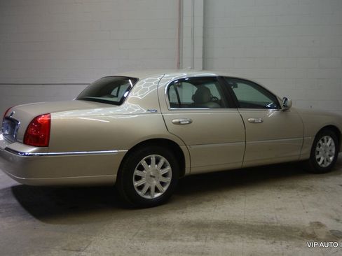 Used 2010 Lincoln Town Car Signature Limited image 32