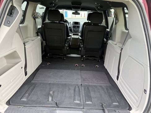 Used 2019 Dodge Grand Caravan SXT FWD image 17
