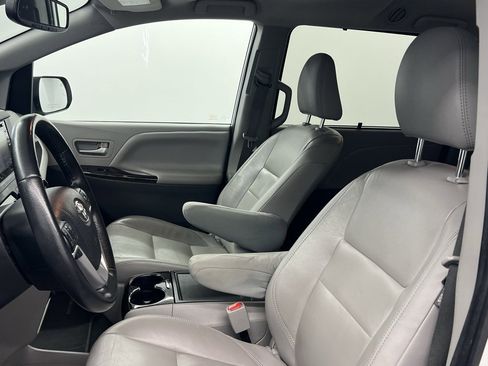 Used 2020 Toyota Sienna XLE w/ XLE Navigation Package image 7