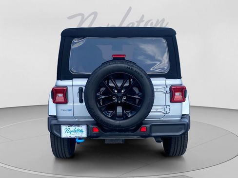 Used 2024 Jeep Wrangler Unlimited Sahara w/ Technology Group AWD/4WD image 7