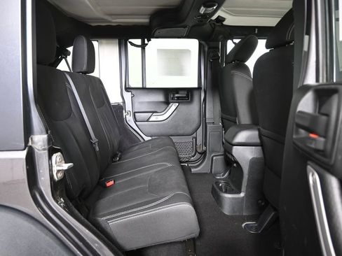 Used 2018 Jeep Wrangler Unlimited Rubicon w/ Dual Top Group AWD/4WD image 17