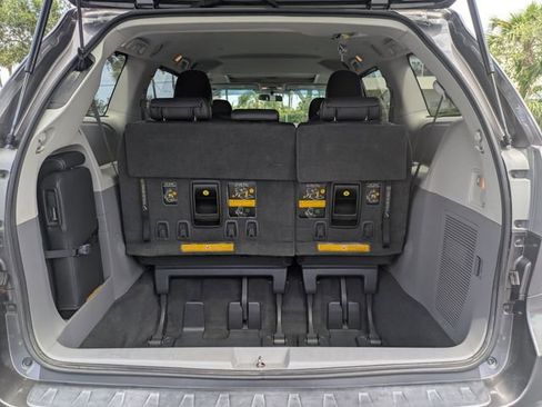 Used 2011 Toyota Sienna SE w/ Preferred Pkg FWD image 13