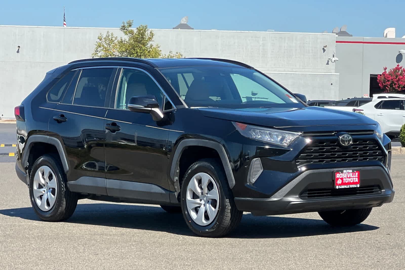 Used 2021 Toyota RAV4 LE FWD image 5