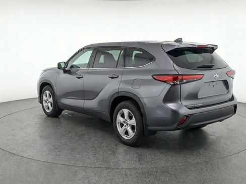 Used 2025 Toyota Highlander LE FWD image 6