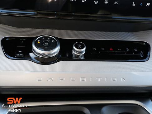 New 2025 Ford Expedition Active image 17